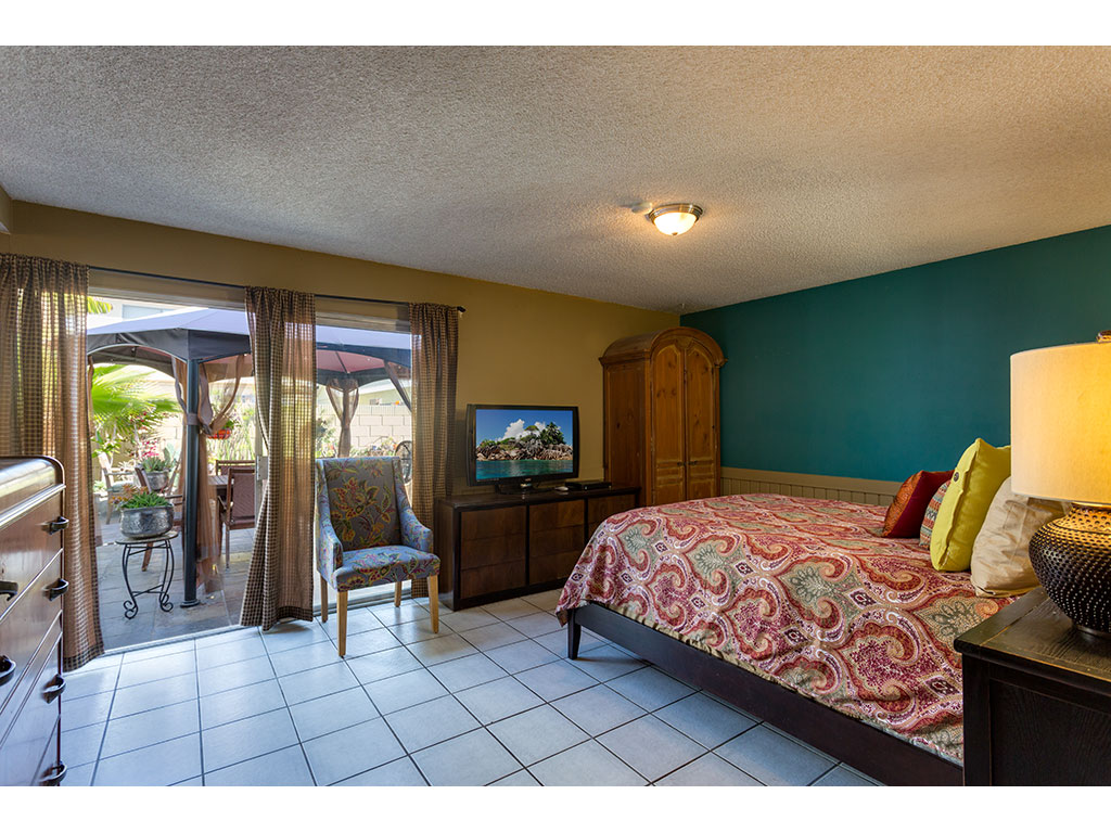 master-bedroom_25848492462_o.jpg