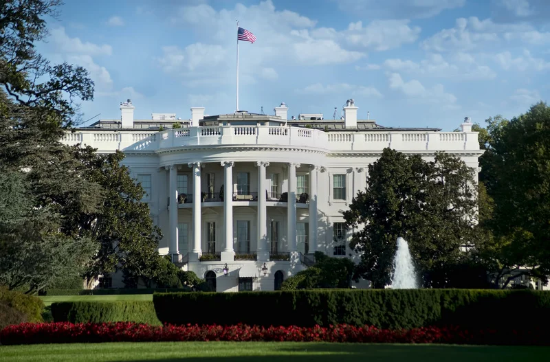 cutcaster-902843647-White-House-in-Washington-DC-small.jpg