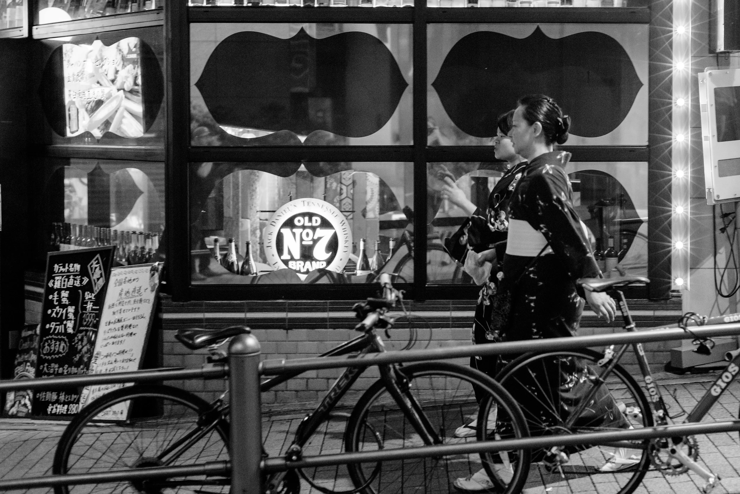 A stroll to the next izakaya.