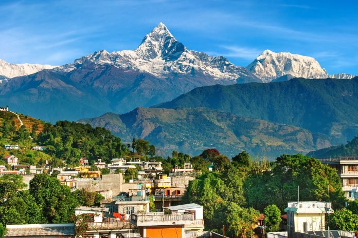 nepal-pokhara-pokhara-liegt-etwa-200km-westlich-der-nepalesischen-hauptstadt-kathmandus-am-ufer-des-idyllischen-phewa-sees-und-zacc88hlt-zu-den-wichtigsten-sehenswucc88rdigkeiten-nepals-pich-696x464.jpg