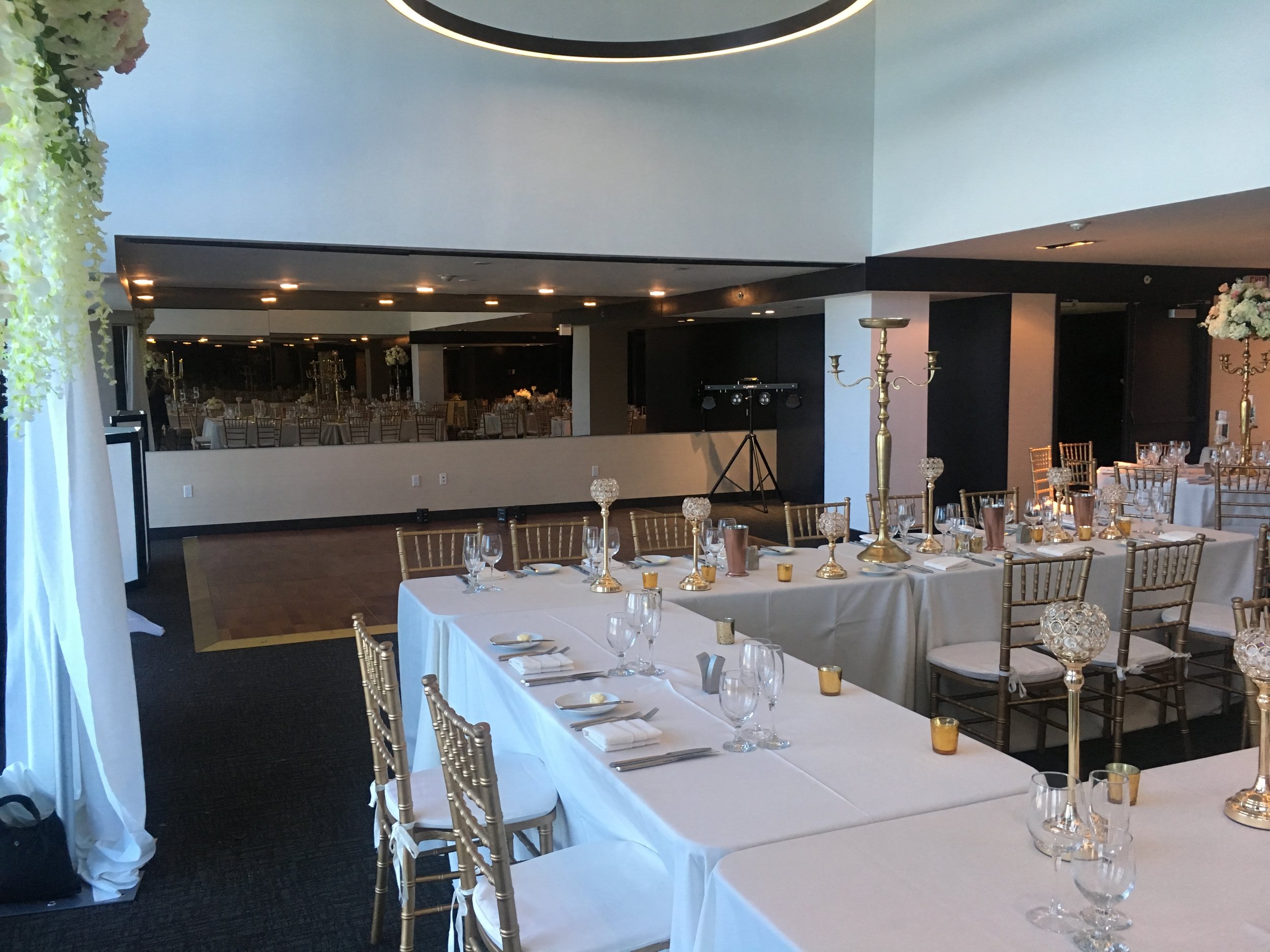 White Linen Chiavari Chairs Gold Candles