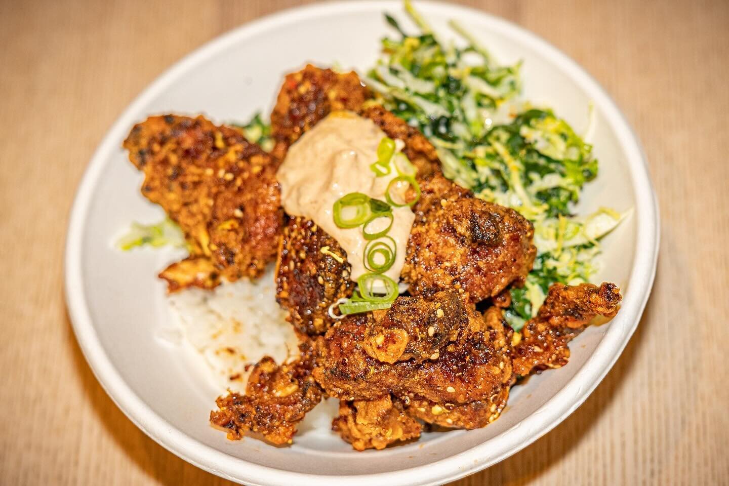 @hashichow Karaage at @lovesongva last week. Coat and Food Drive plus great food and company! Love the cocktails by @freepourva 🍹 (Extra shots at the bar because @soggy_caesar 🤣)

#lovesongva #hashichow #karaage #chicken #cocktails #popup #virginia