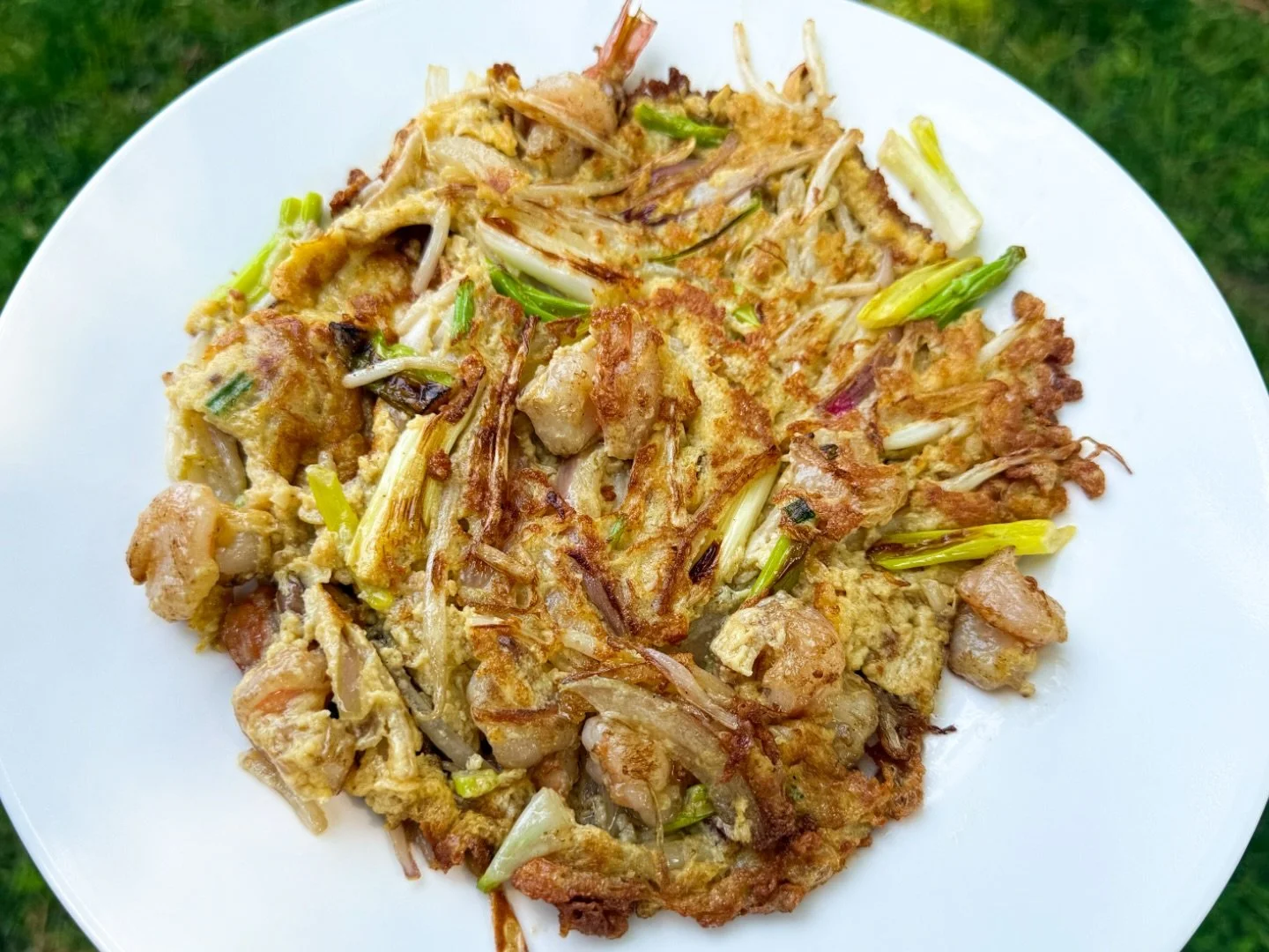 Love making these  Thai/Chinese style omelettes. Pretty easy, and quick, to make and tasty 😍. 

I&rsquo;ll use what I have in the foreground for the most part. This one had bean sprouts, shallot, scallion, and shrimp. A dash of fish sauce, soy sauce