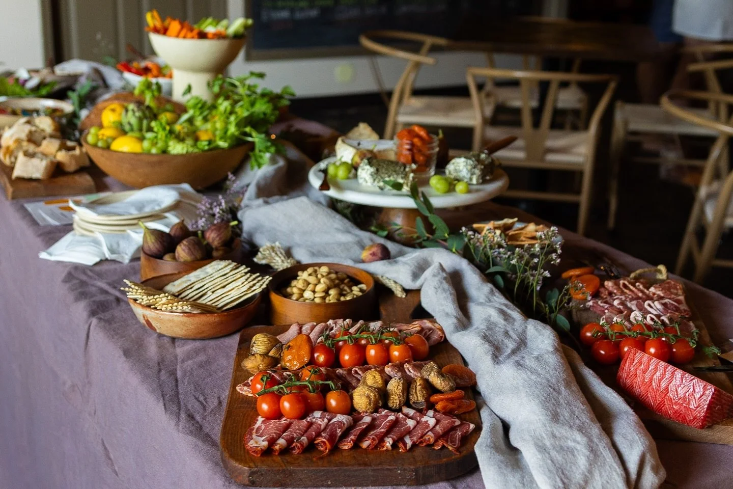 The @makersmeals at the @thebirchbar, featuring @mathesonoyster oysters 🦪 and @wheatlandspring beer 🍺, was a lot of fun! I&rsquo;m always down for oysters and beer. The grazing table was beautiful and had these anchovies bites I was addicted to 😝
