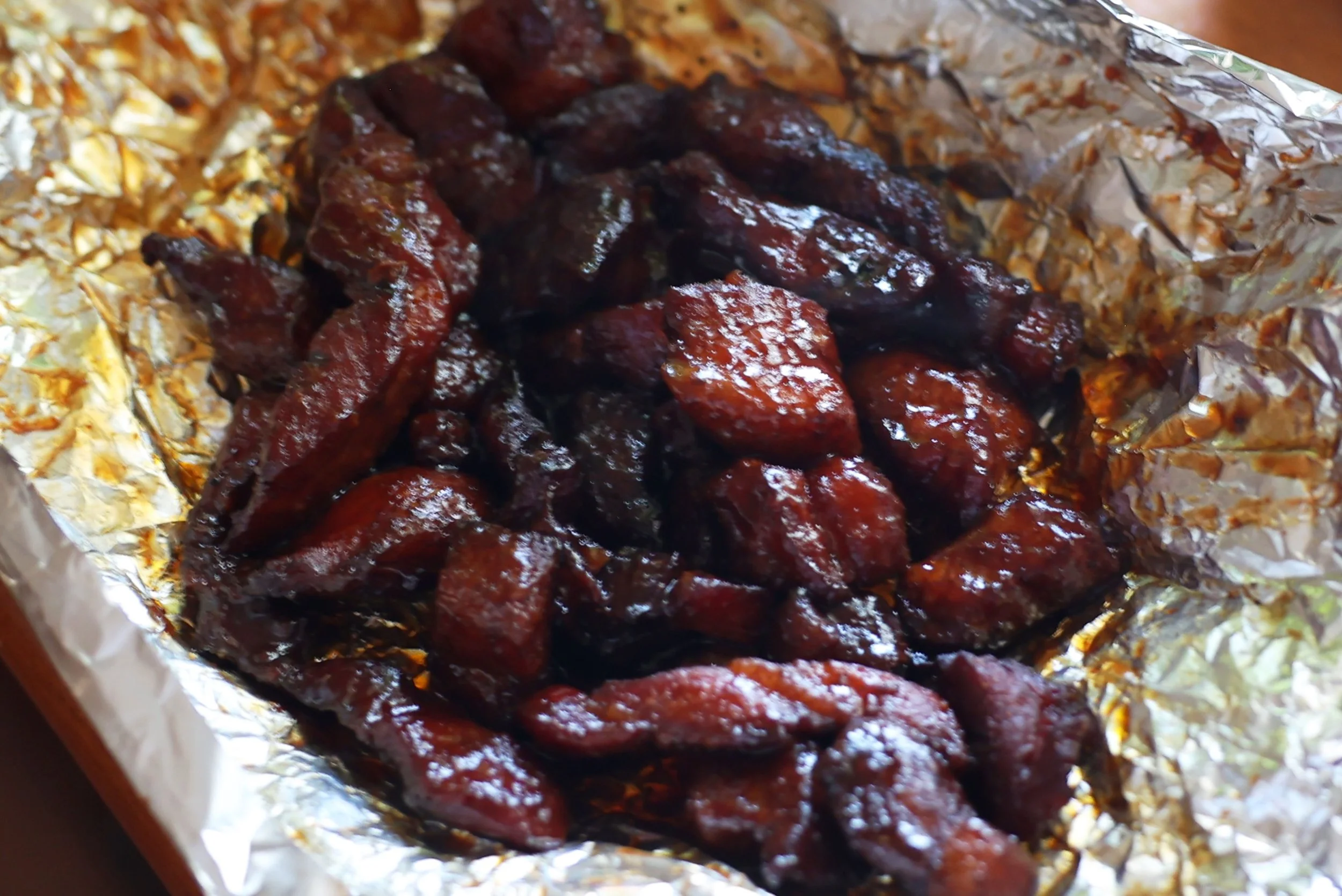 Discounted pork pellet at @kroger ($2.83) in the smoker for 5 hours. Came out great! (Fool was the last hour with the sauces.)

#porkbelly #smoker