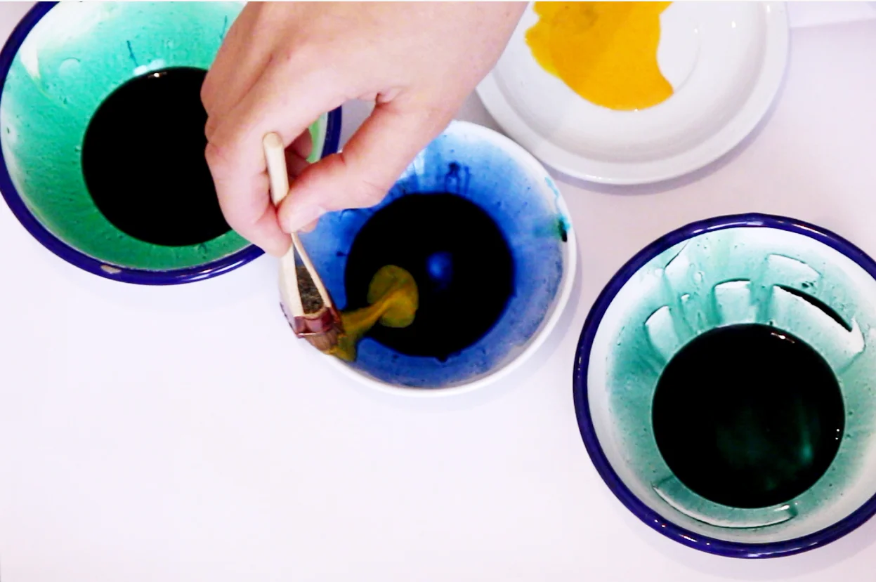 mixing dye colours