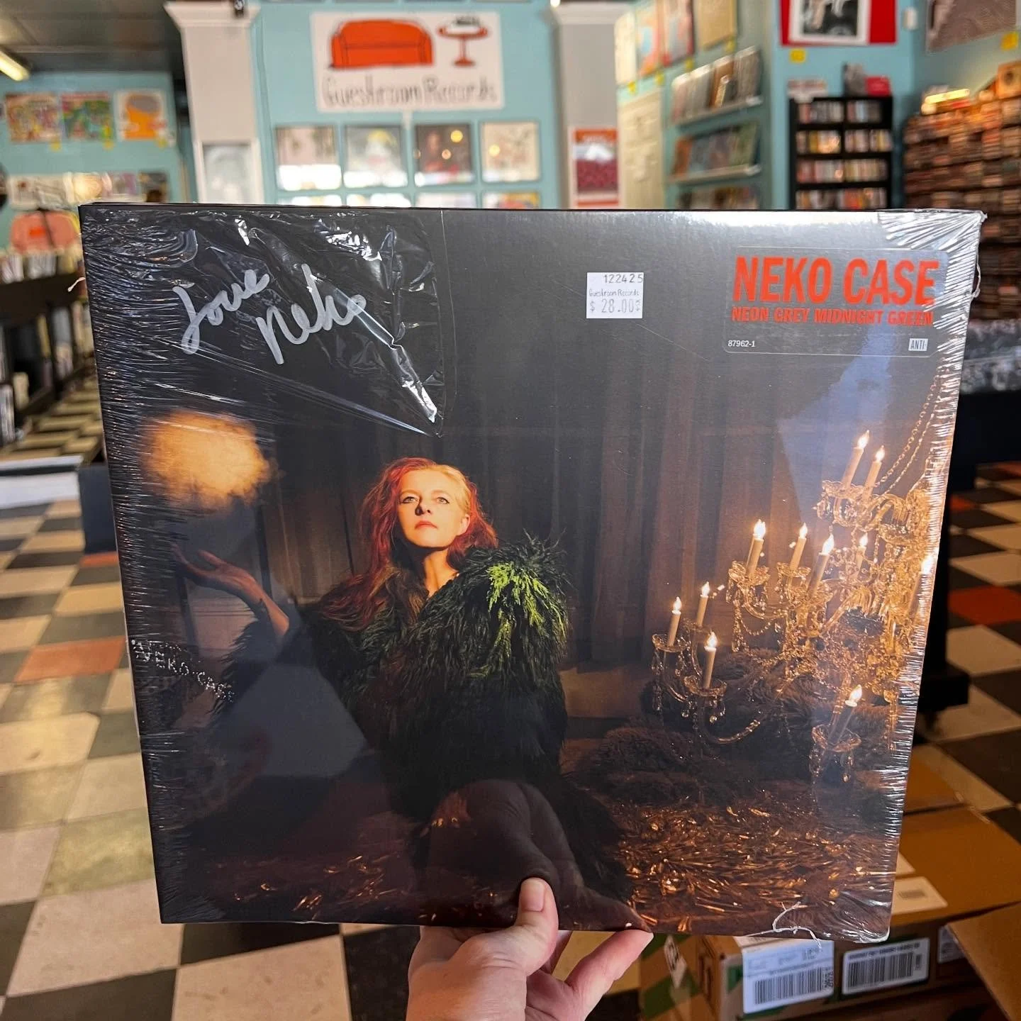 THANK YOU @nekocaseofficial !!! Not only for that incredible show at @oldforestersparistownhall and for reminding us of how powerful our existence is as resistance in this moment, BUT ALSO FOR SIGNING THESE ALBUMS FOR US! Slide by our Highlands or Fr