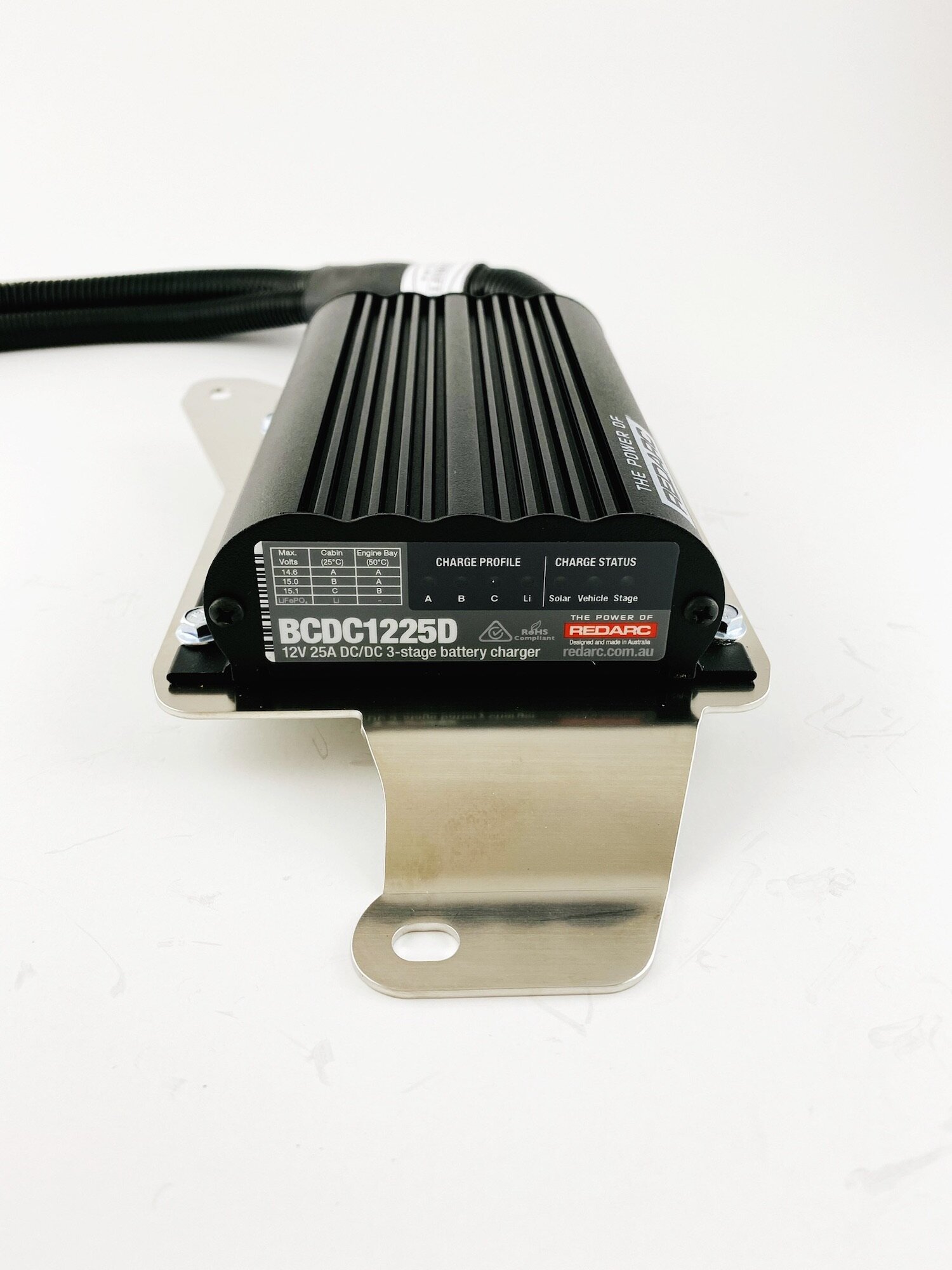 Redarc charger on FJ Cruiser bracket