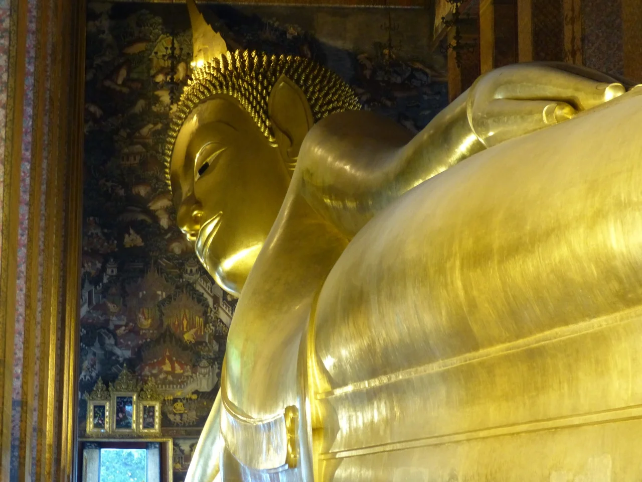 Reclining Buddha: so big that he's hard to photograph...