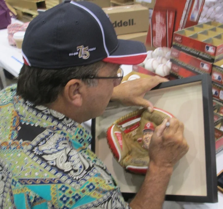 Johnny-Bench-signing-painted-glove-art.jpg