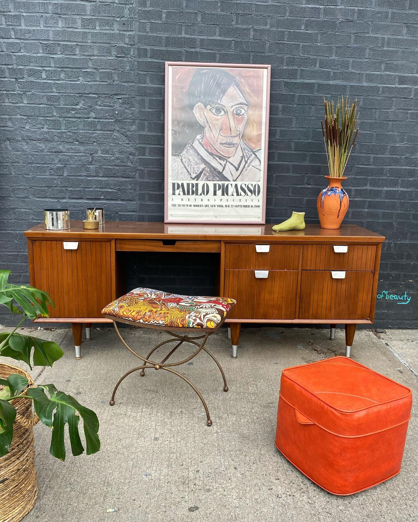 Classic design with a pop of Picasso🖼 Update your office space with a roomy mid century desk ✏️🖇📥 Now available in Greenpoint. 

XL Desk (76&rdquo; L x 18&rdquo;D x 29.75&rdquo; H) -SOLD 
Picasso Art (24.75&rdquo; L x 37.5&rdquo; H) -SOLD
Picasso 