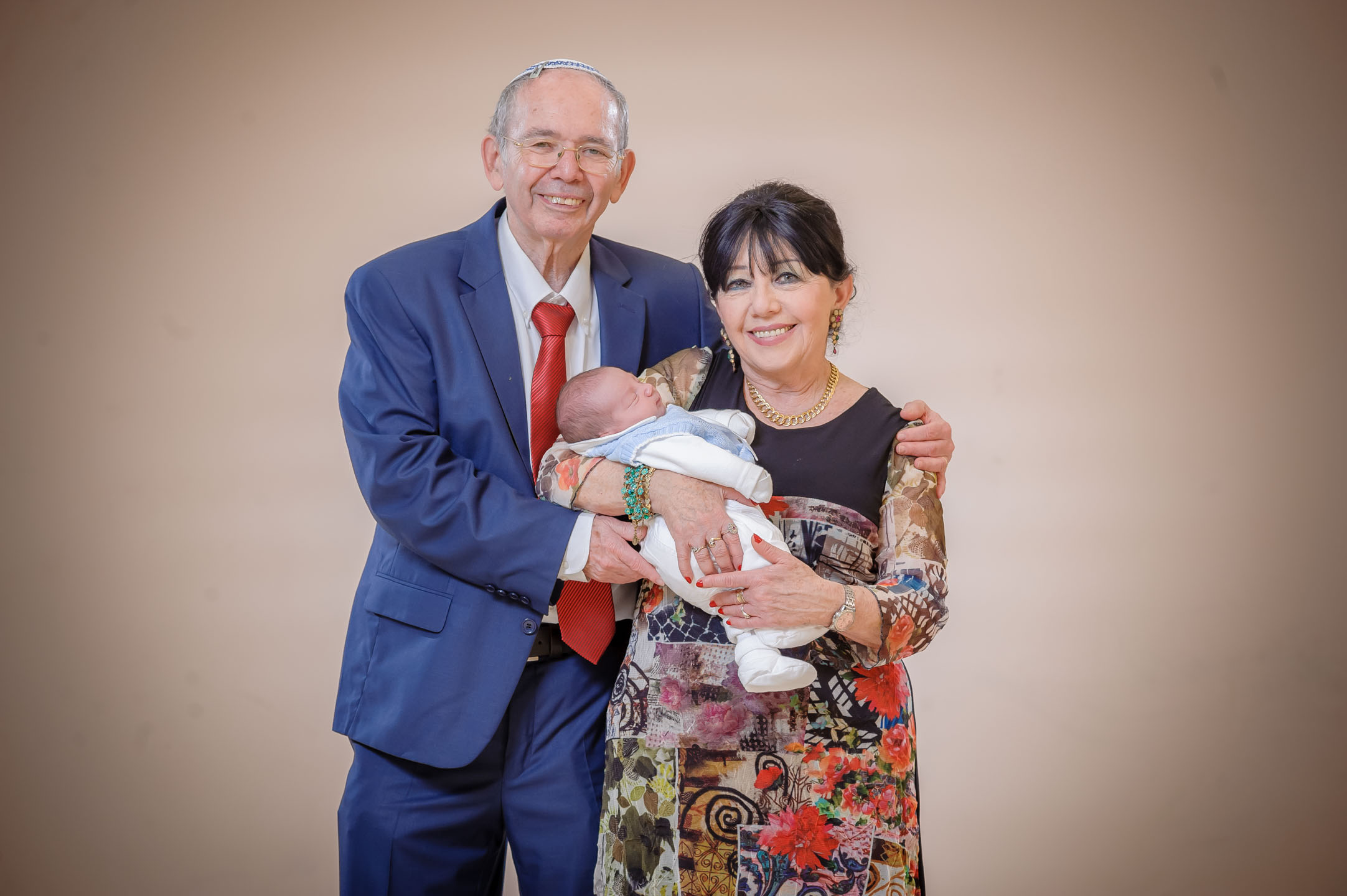 להזיז מספר שולחנות אוכל, ולצלם את המשפחה באולם בית הכנסת לאחר שהאורחים עזבו. צלם לברית: יניב בן יהודה.