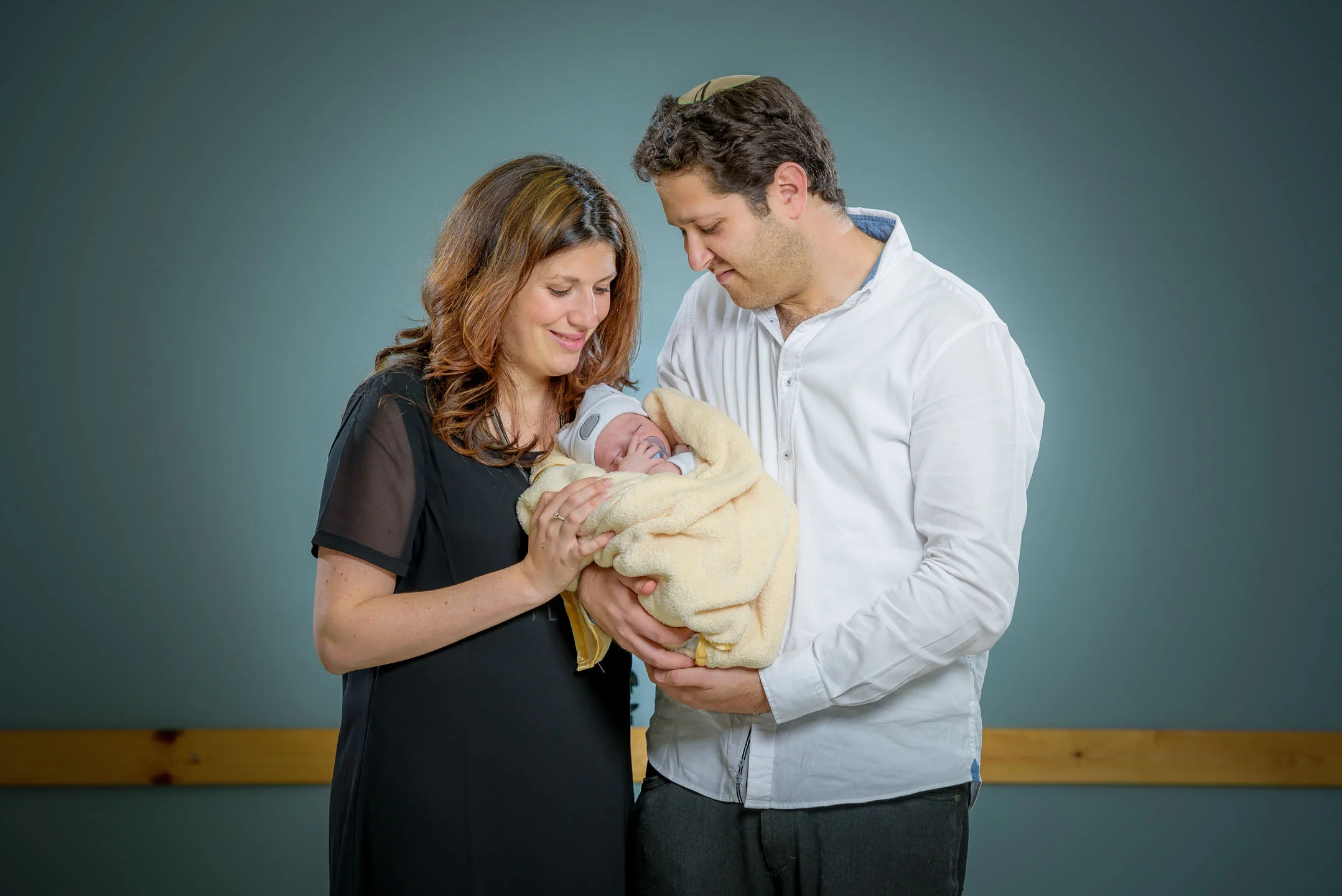 אפשר לצלם את המשפחה והתינוק גם לאחר שהאורחים עזבו את האירוע. צלם לברית: יניב בן יהודה