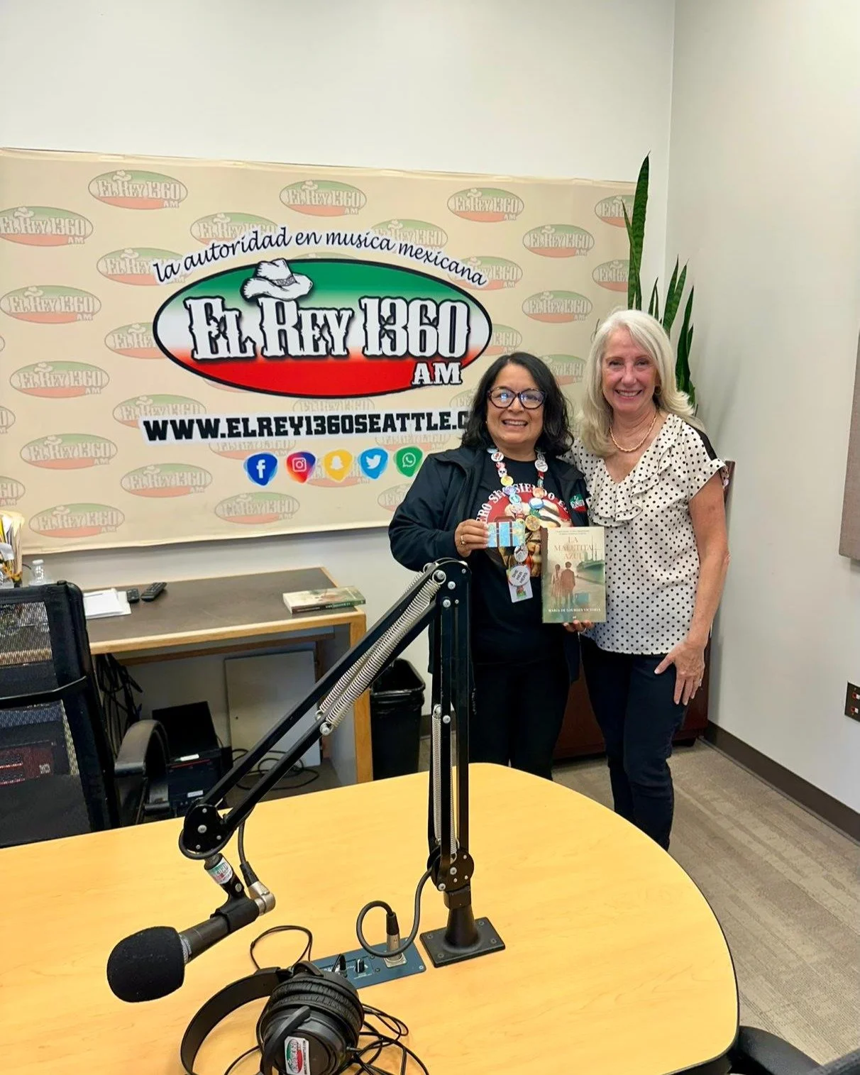 Ayer fui invitada a leer un capítulo de mi más reciente novela, La maletita azul (Planeta, 2025), en el programa de radio @elrey1360. Podrán escucharlo este domingo a las once de la mañana y después, gracias a una c