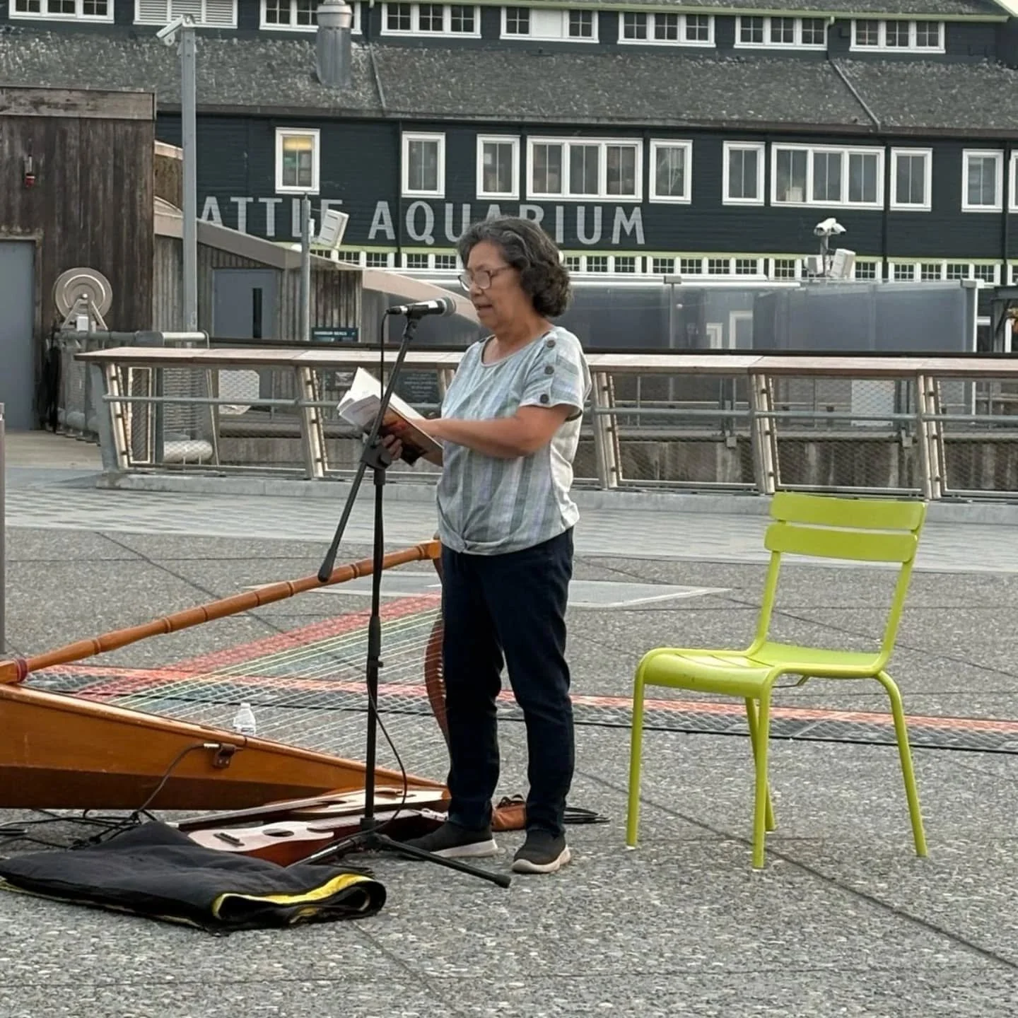 Vengo a contarles lo que pasó ayer por la tarde. Estuvimos, en el área de “Salish Steps” compartiendo micrófono 🎙️ leyendo el trabajo de autores, escritores locales e internacionales, como @evelingarcon , @acuariobrg