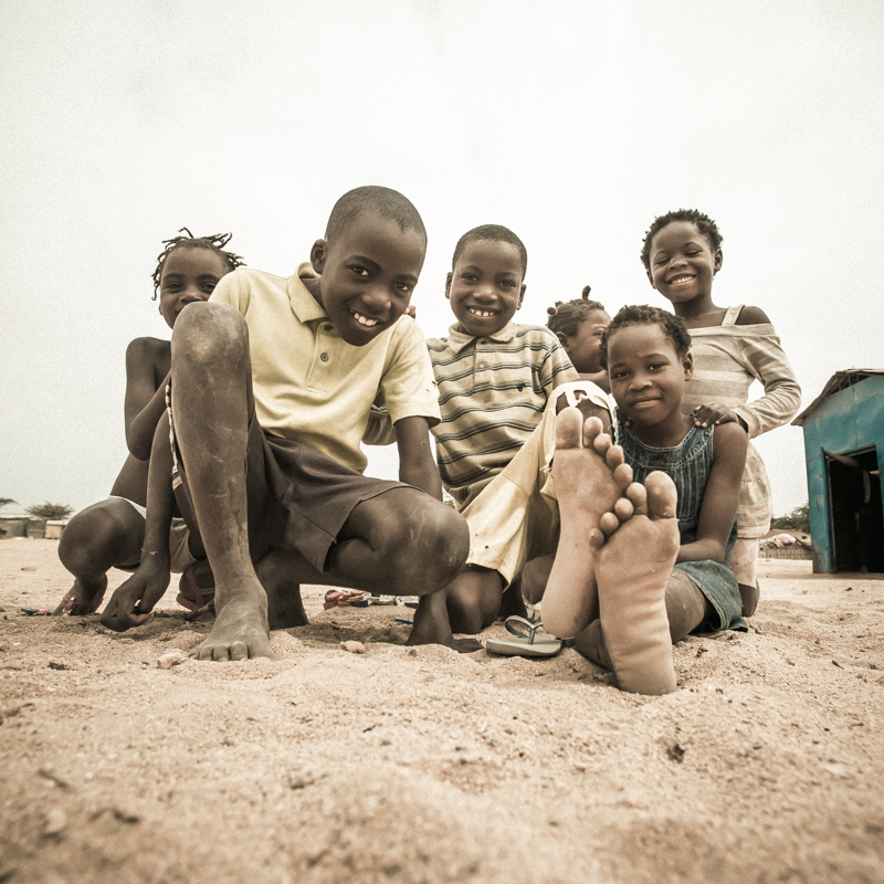 Children of Salinas, abandoned their games of playing with old buttons and pieces of glass to have their photo taken, which they so enjoy seeing on the LCD screen of the camera. Namibe Provence ©24Atlantic