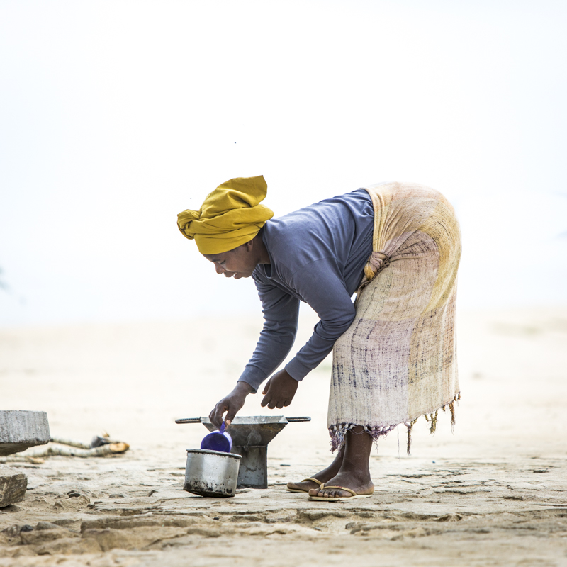 A woman's work is never done... Santa Maria, Benguela Provence ©24Atlantic