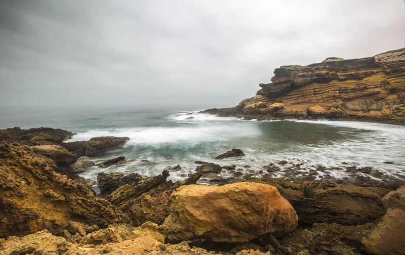 Sandstone and an angry sea. Chapèu Armando, Namibe Provence ©24Atlantic