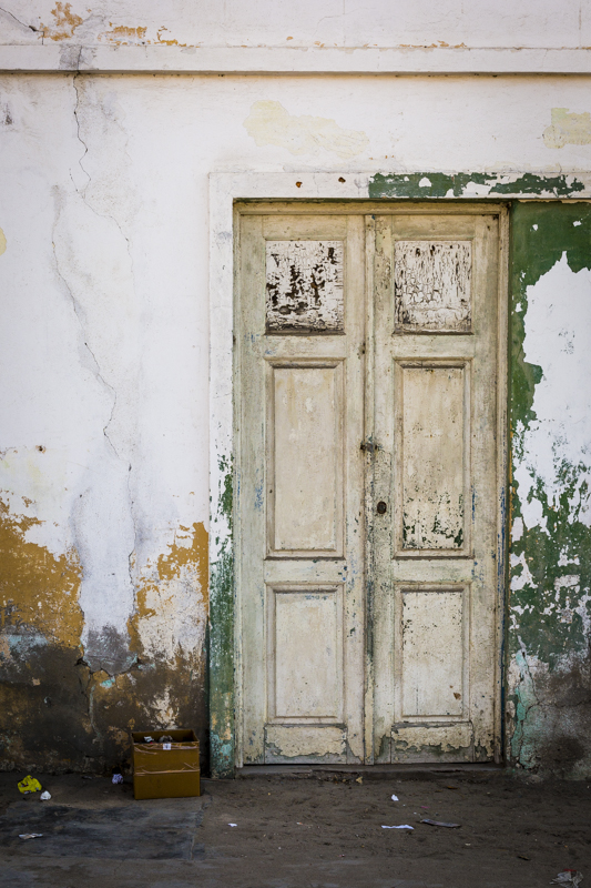 Old doorway in Tombua. Namibe Provence ©24Atlantic