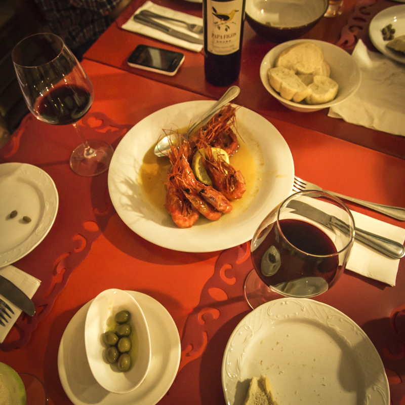 Red wine from Portugal, Atlantic prawns served with Pau and lashings of olive oil, garlic, and lemon. d.bina Lobito, Benguela Provence ©24Atlantic