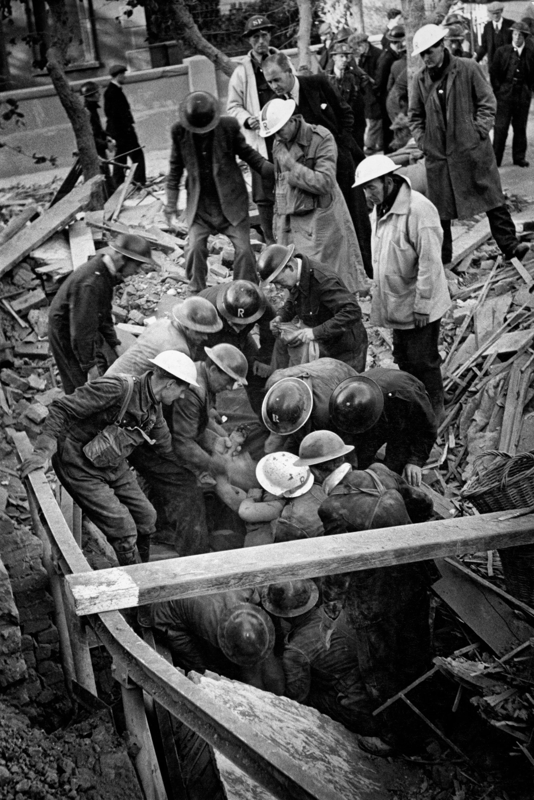 Rescue workers trying to save people buried in their homes after a raid, London 1940