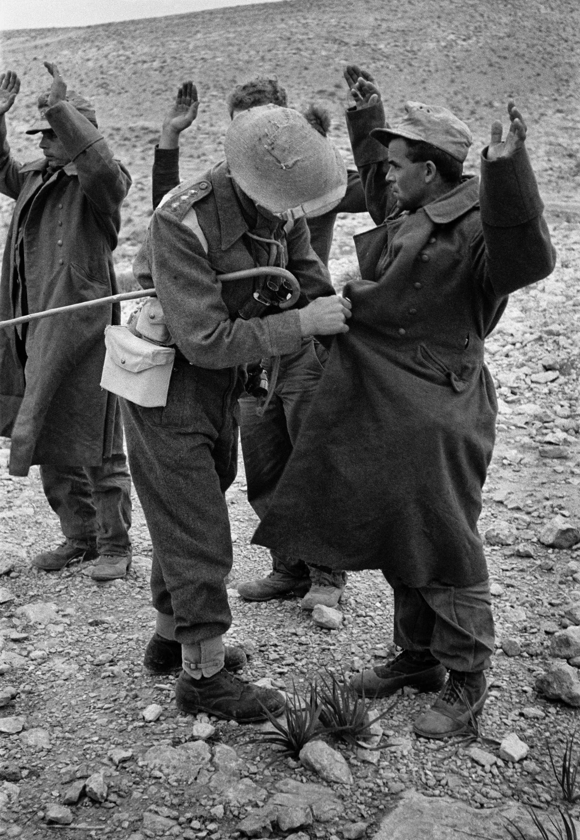 Italian prisoners guarded by Free French soldiers, Eritrea 1941