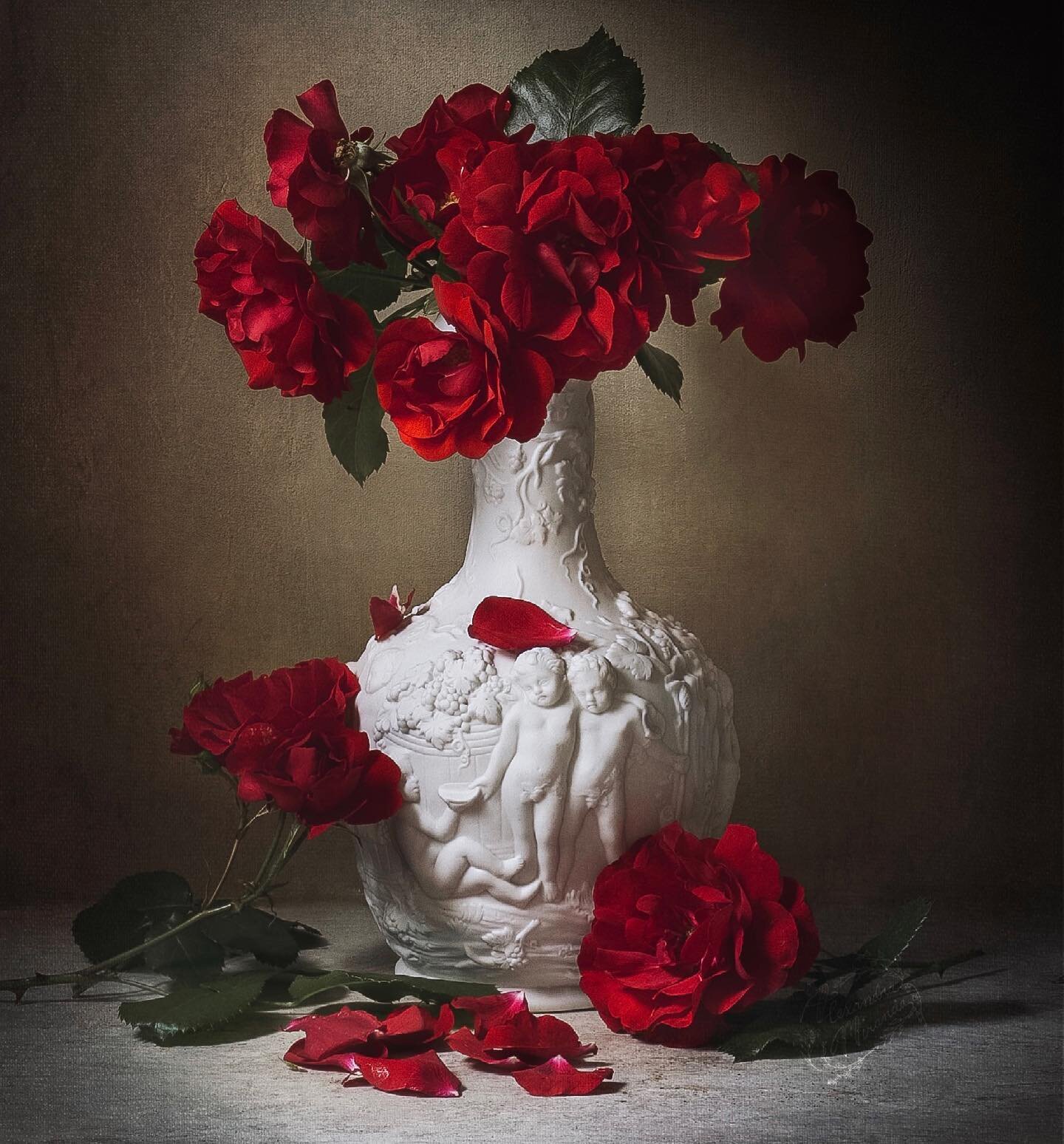 O my Luve&rsquo;s like a red, red rose,
That&rsquo;s newly sprung in June;
O my Luve&rsquo;s like the melodie
That&rsquo;s sweetly play&rsquo;d in tune&hellip; 
-Robert Burns 

🌹🌹🌹Rosa Knock out in rococo? vase. 🌹🌹🌹
🌹
🌹
🌹
🌹
🌹
#stilllifepho