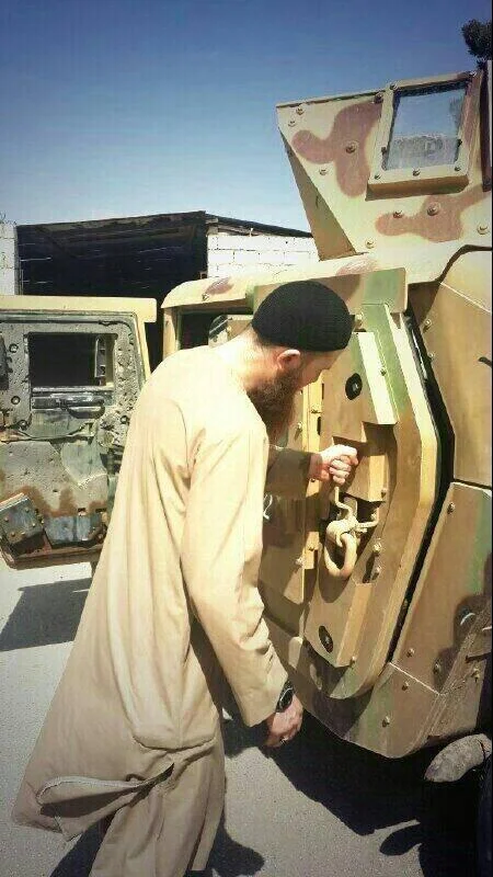 The first US humvees arrive in Syria, in the hands of ISIS. Captured in Mosul. via @ ajaltamimi