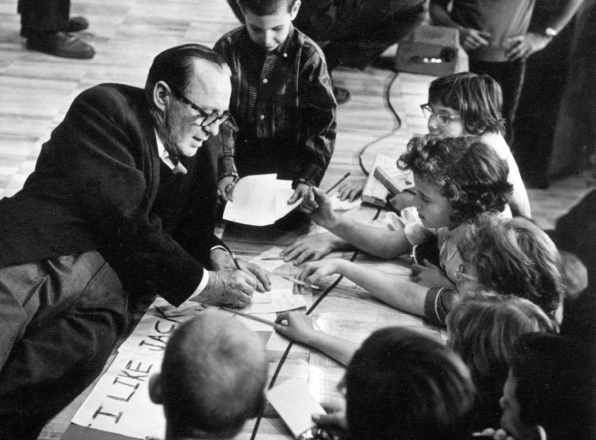 Jack Benny with children in Waukegan.