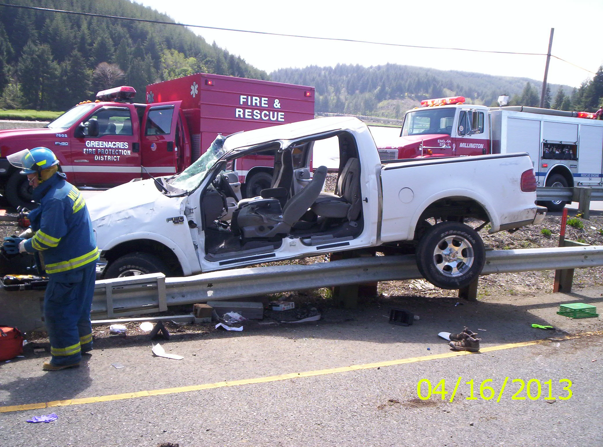 GREENACRES  RESCUE # 5  &  MILLINGTON  RESCUE/ENGINE # 54 HWY - 101 & 42  JUNCTION - DRIVER TRAPPED