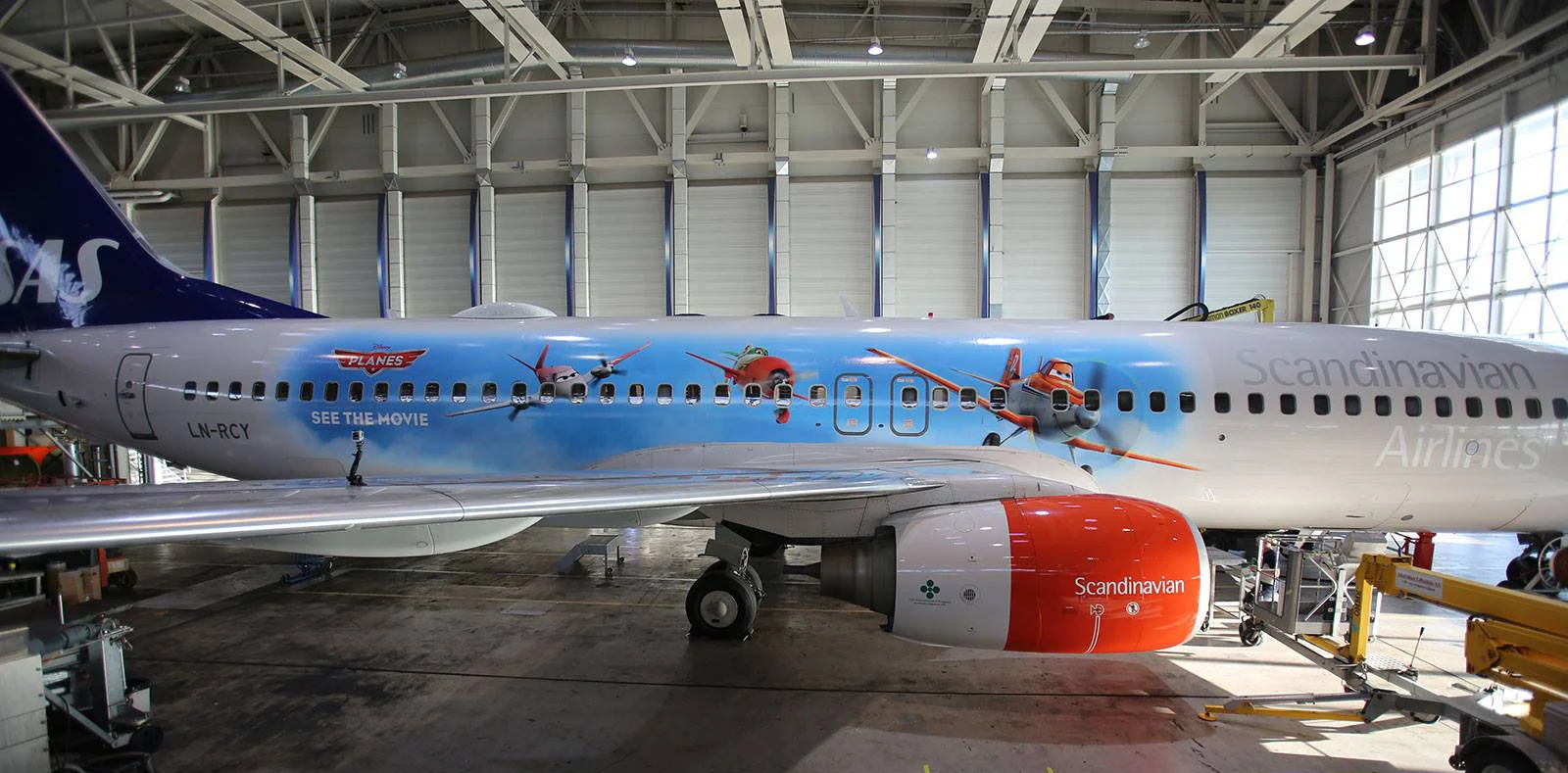  SAS sas boeing 737-800 getting striped with Disney Planes 