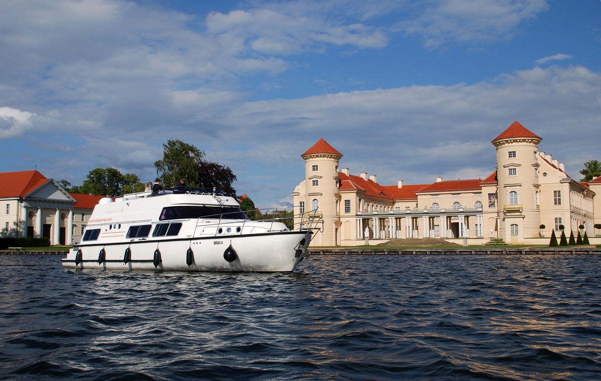 Hausboot-Mecklenburg-Seenplatte-Europa-E700-vorm-Schloss-Rheinberg-Boot-Typ-Europa.JPG