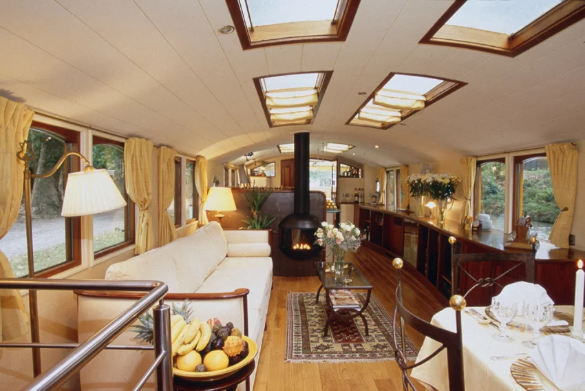 Roi Soleil Saloon R Lean Vercoe1.JPG