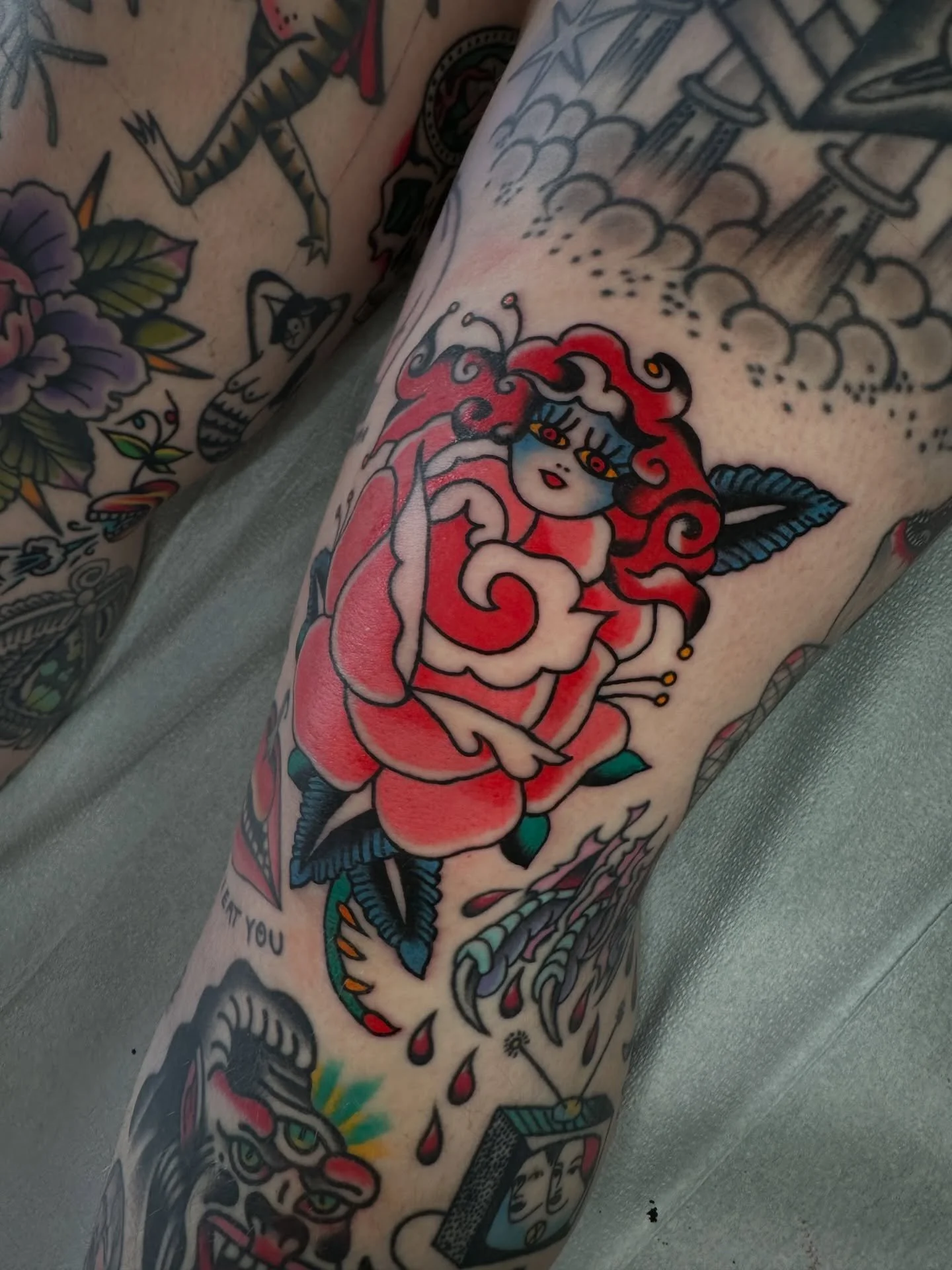 I just had a beautiful time in Portland. i was an idiot in the park everydayyyy. here is a little knee friend for my favorite Mal🌷 thank you always @tattoosmilepdx