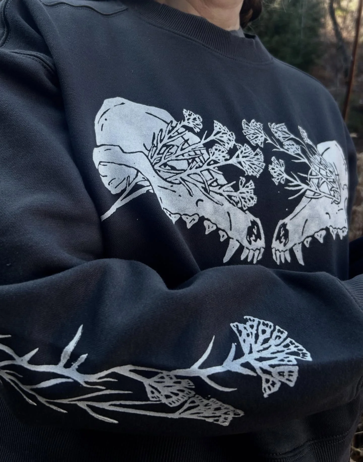 Gone to seed, and drying along roadsides and rangeland, rabbitbrush ushers in winter in the West. 

A small pre🤍rder opens today and my first winter market of the year tomorrow. Tis the season to support artists and small business.