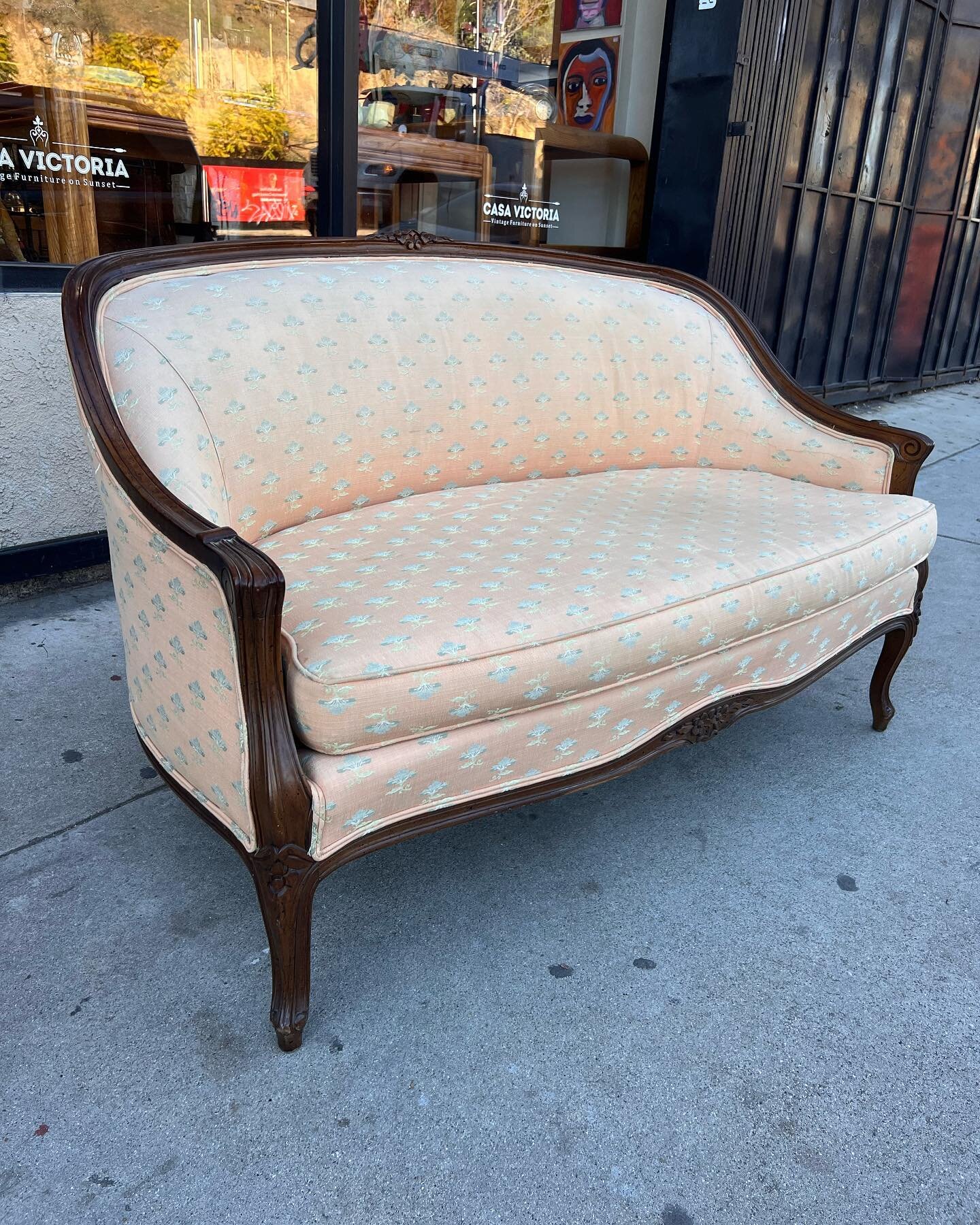 A timeless, elegant settee in French style, $449. #casavictoriala #vintage #french #settee #sofa #setdesign #setdecorator #midcentury #regency #interiorsdesign #nyc #losangeles #chairish #etsy #1stdibs #loveseat #sofa