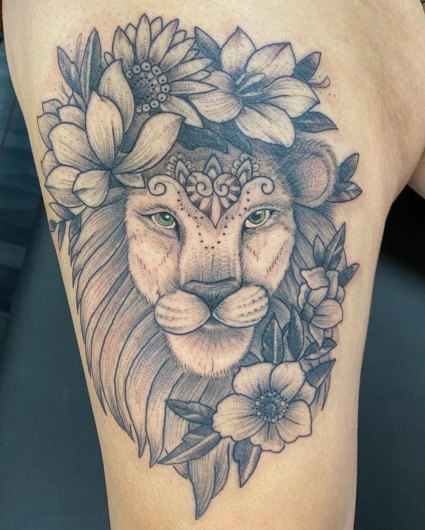 Sometimes @patricksans does this style. lion 🦁 with flowers 💐 above the knee.