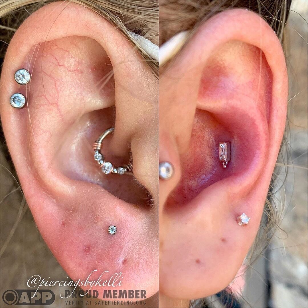 @piercingsbykelli want more high and triangle lobe piercings please!! She loves them so much 😍
. 
Earlier last week she had the pleasure of performing this aesthetically pleasing high lobe rocking a 1.5mm prong set CZ from @neometaljewelry on one ea