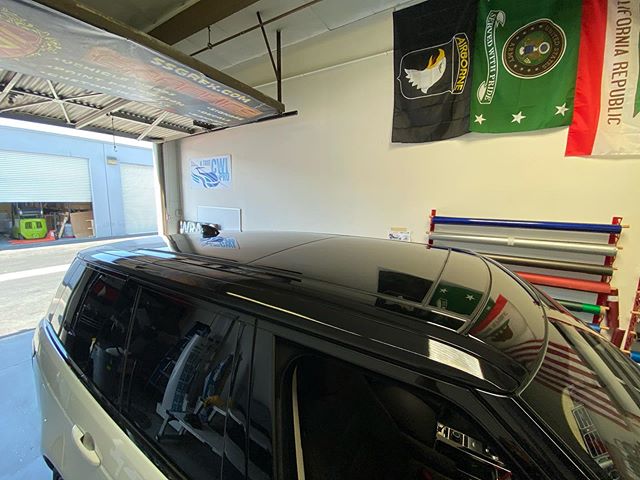 Wrapped up this Range Rover roof in Avery Gloss Black SW900. Super glossy finish all tucked and wrapped under weather stripping 🕶

#rangeroversport #rangerover #landrover #luxurylifestyle #glossblackroof #vehiclewraps #roofwraps #avery #colorchangew