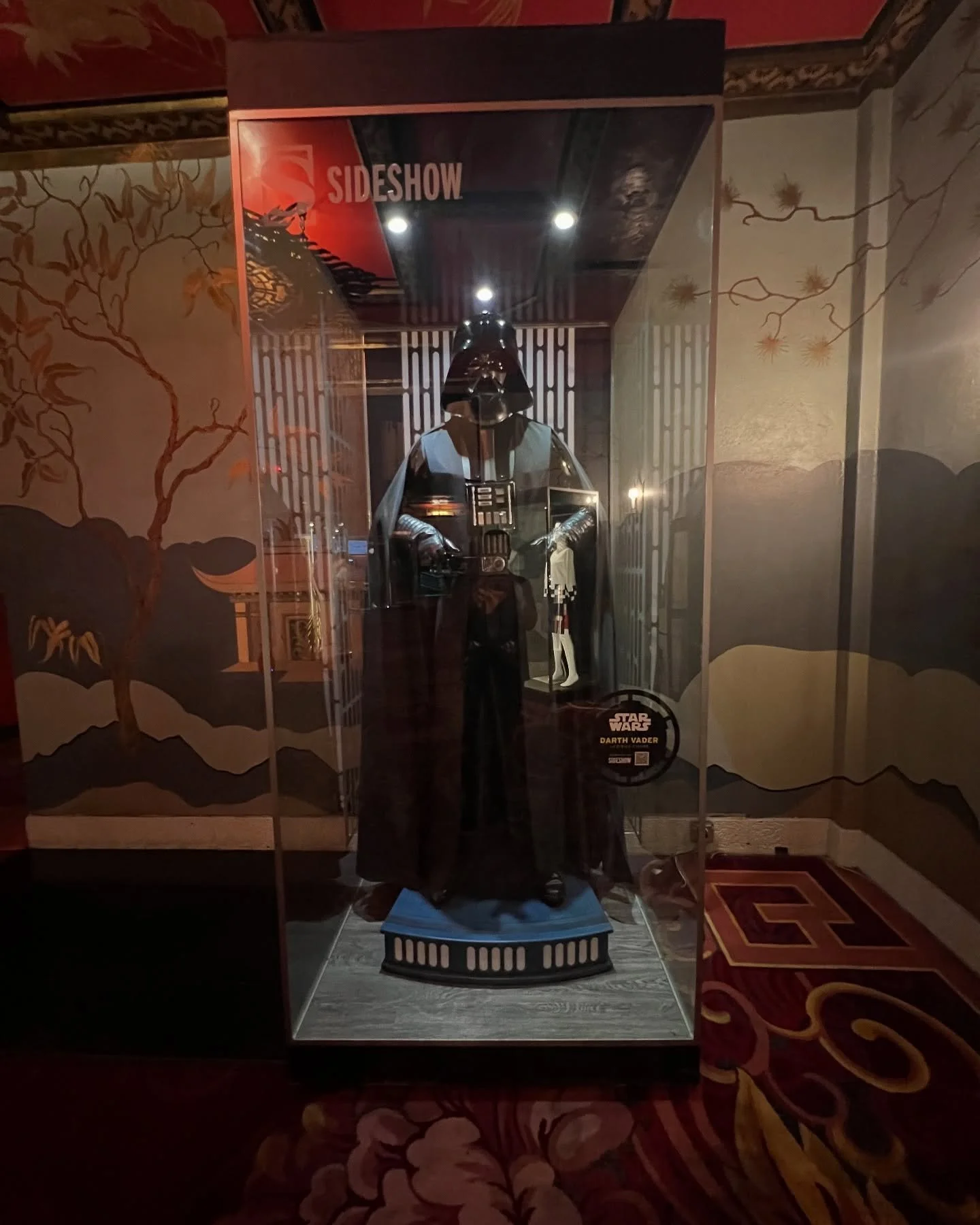 Some second surface vinyl graphics action for @sideshow collectibles. These life like displays are beautifully done and found at the Chinese Theatre. We do it all folks!

#starwars #darthvader #stormtrooper #sideshowcollectibles #display #frostedglas