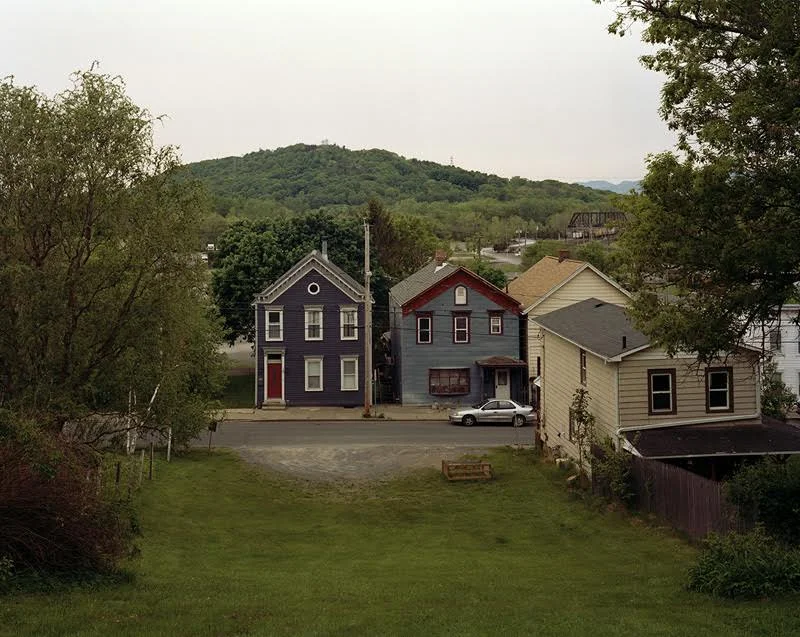 Tema Stauffer , Cross Street, Hudson, New York, 2016 (photograph)