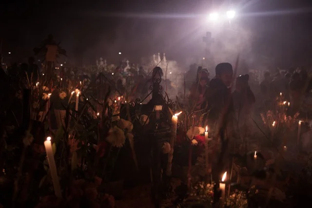Diego Enrique Flores , Día de los Muertos, San Andrés Mixquic, Mexico (photograph)
