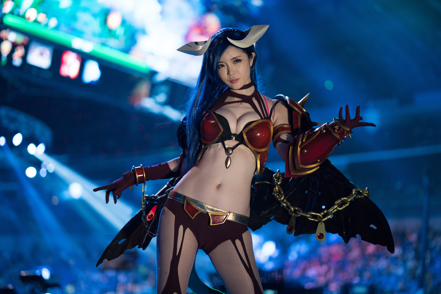 Coslplay Character entertaining the crowd during the finals ( Tim Franco for ESPN )