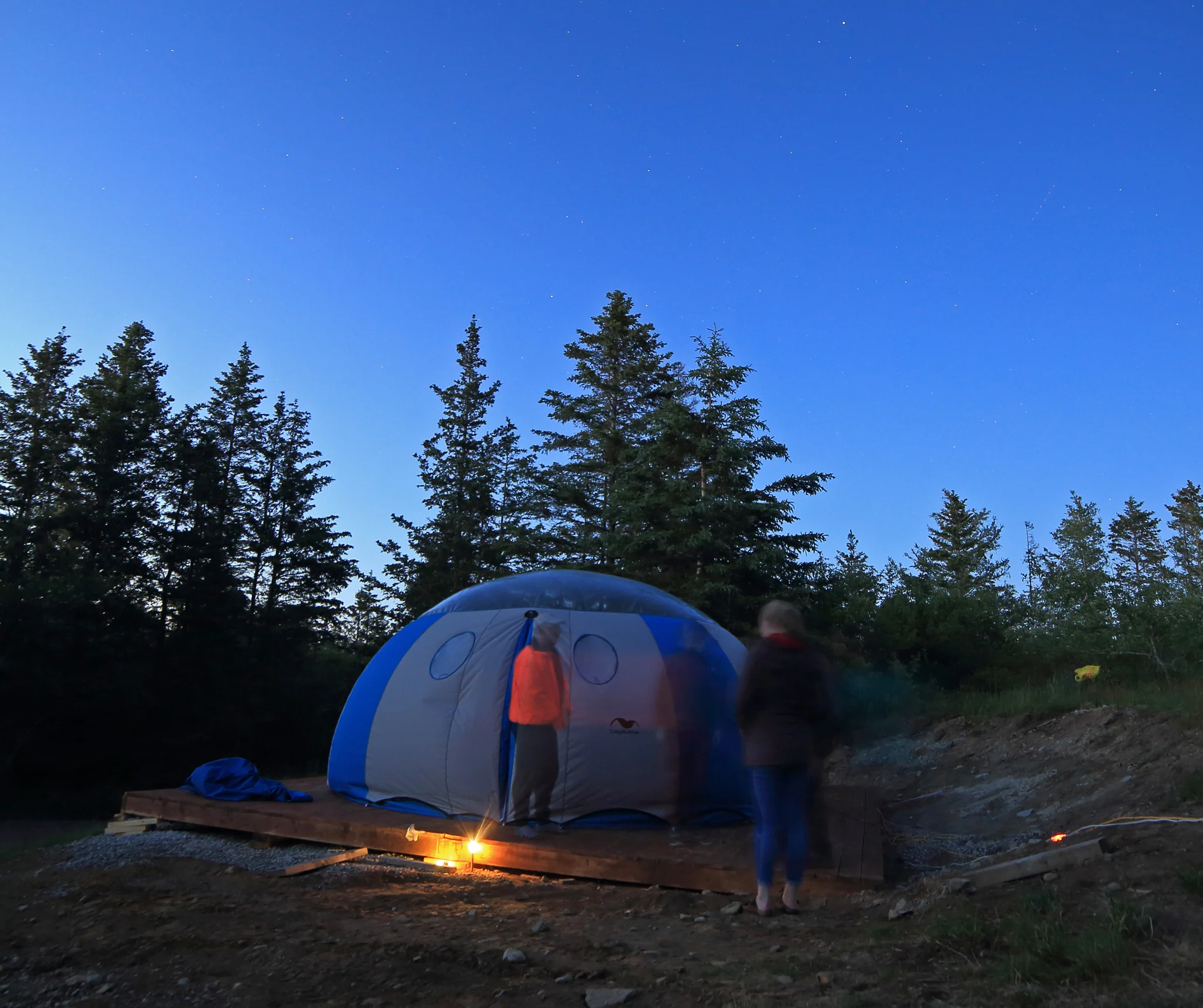 The Sky Bubble tent at dusk. The entire top of its dome is transparent for star viewing all night long. (Brenda Tate)