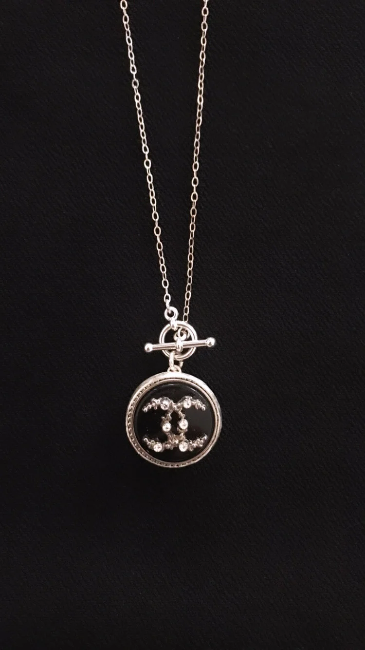 blk rhinestone toggle on blk.JPG