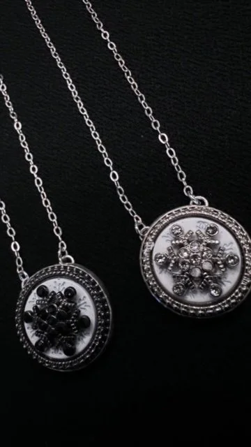 snowflakes closer on blk.JPG