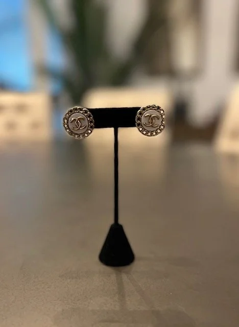 white round with chain around.jpg