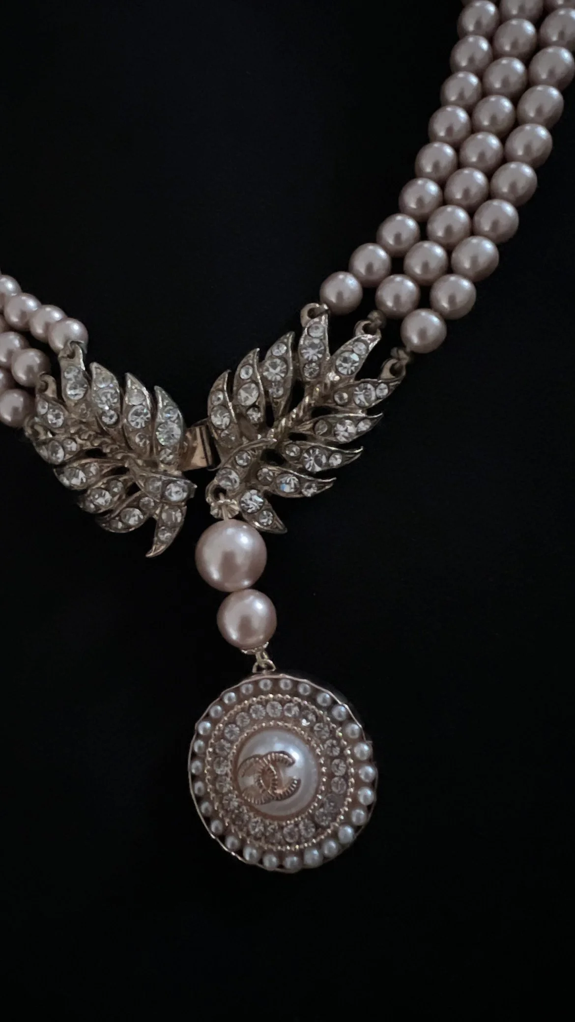 pearl with rhinestone ctr on blk close up.JPG