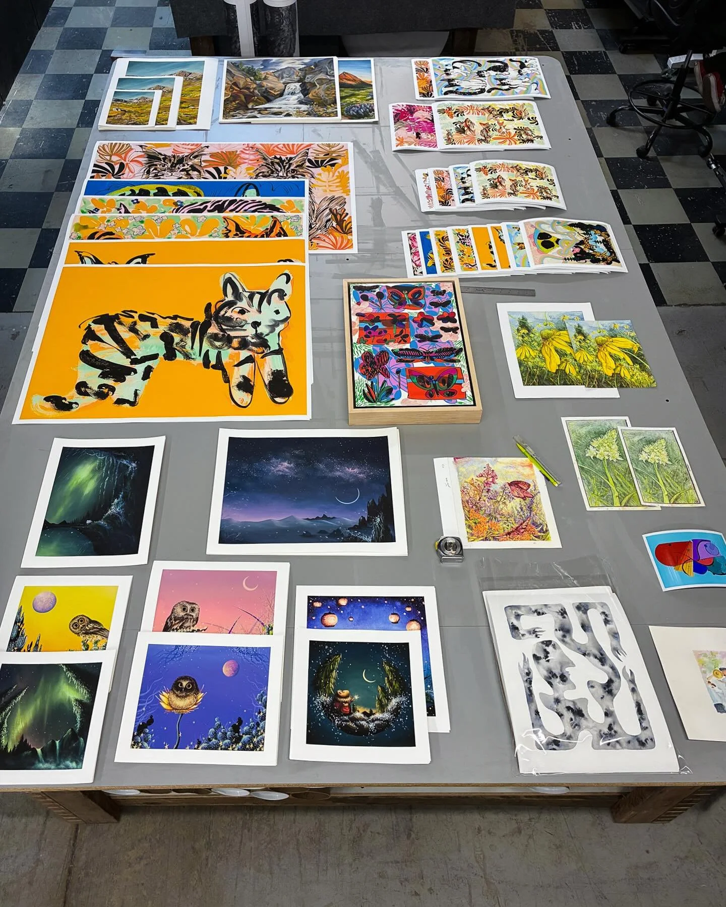 So much talent on one table! We&rsquo;re feeling super grateful to work with and print for such incredible artists:
Miriam Dubinsky @miriamdubinsky 
Jess Fraser @babyjessart 
Robin van Wageningen @robinvdub 
Jess Kendrick @j.kendrickart 
Kendall Broc