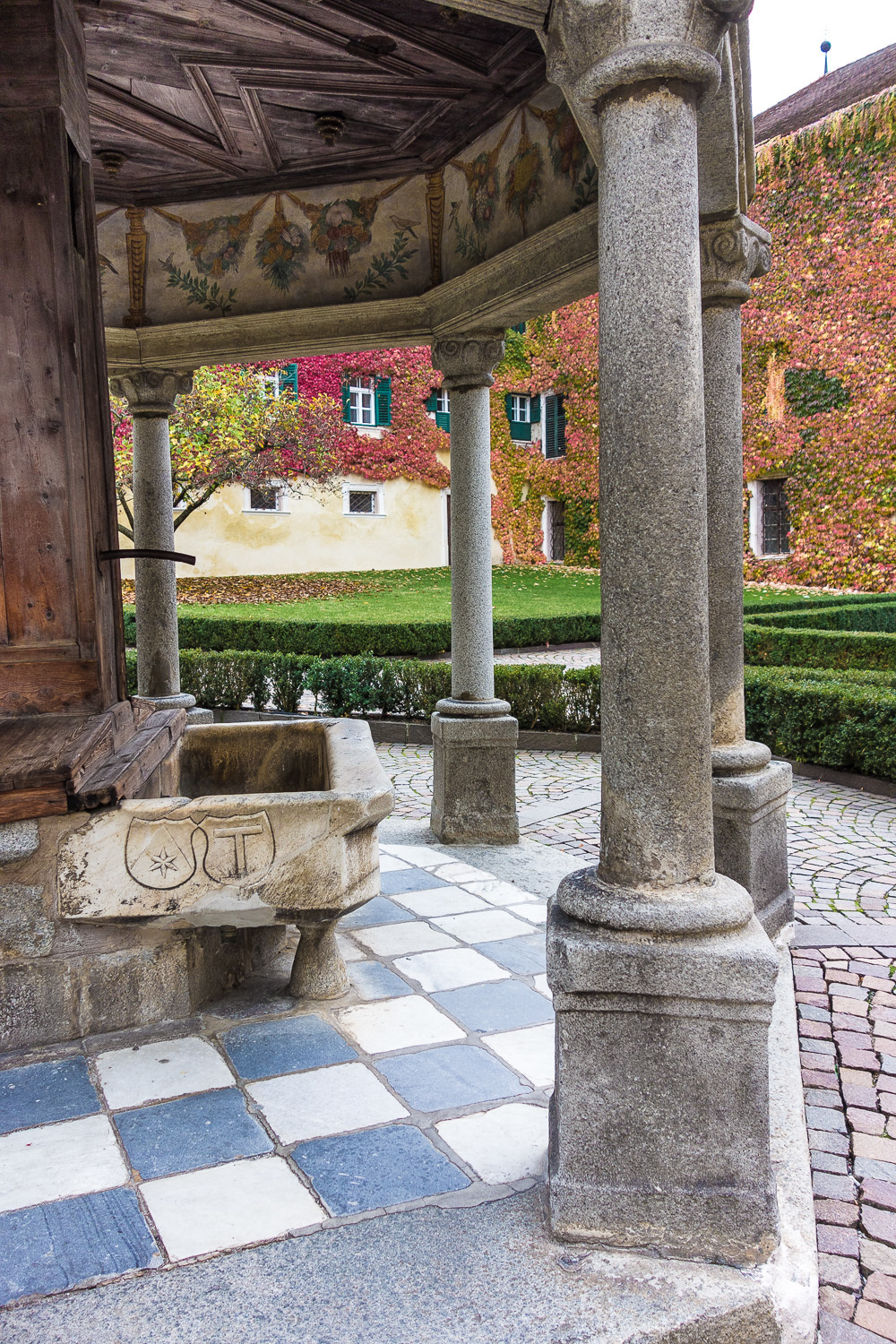  Kloster Neustift bei Brixen - Herbstfarben 